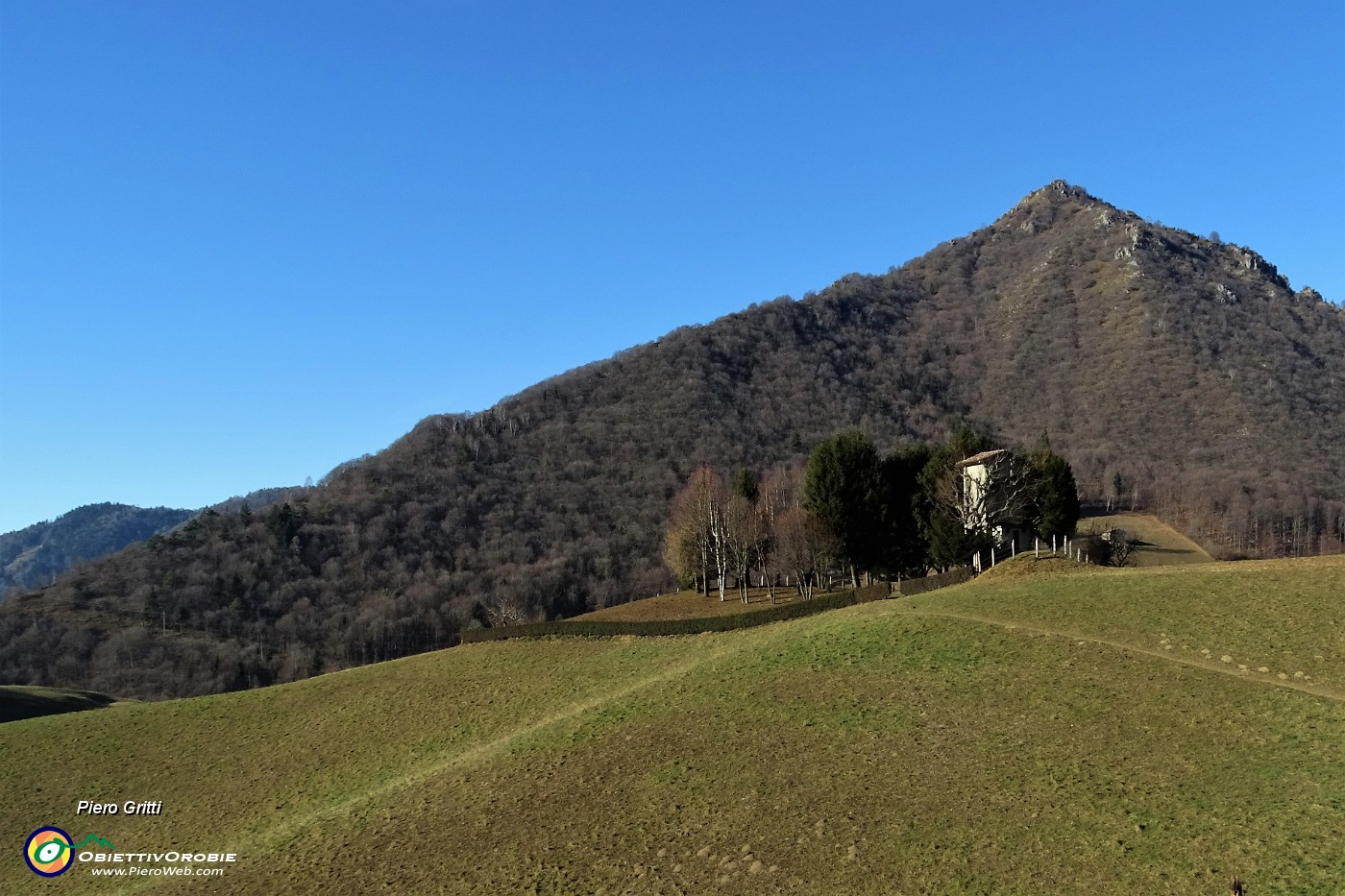 11 Monte Castello visto dal roccolo di Valpiana.JPG